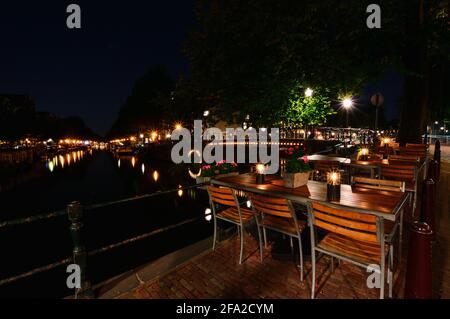 Eine Nacht in Amsterdam. Leichte Streifen eines Bootes, das den Kanal hinunter fließt. Sommer. Stockfoto