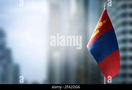 Eine kleine Flagge der Mongolei auf dem Hintergrund eines Unscharfer Hintergrund Stockfoto