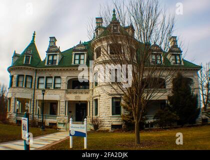 MIDDLETOWN, NY, USA - 20. Feb 2019: Historisches Gebäude Morrison Mansion auf dem SUNY Orange Campus, Orange County Community College. Stockfoto