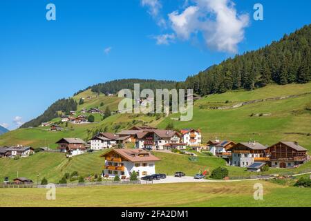 Wohnhaus auf einer Wiesenlandschaft in den Alpen Stockfoto