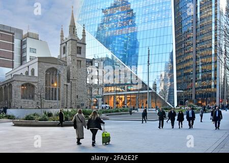 Historische St. Andrew Undershaft Kirche & moderner Scalpel Büro Wolkenkratzer Gebäude Menschen in Straße Ebene Szene Gherkin Reflexion Stadt London, Großbritannien Stockfoto