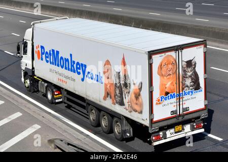 Seitenansicht von hinten und oben auf LKW und Anhänger Werbegrafik für PetMonkey Online-Einzelhandel ein Tierfutter & Zubehör Lieferant England UK Stockfoto