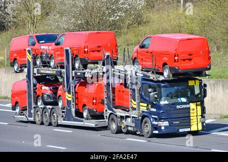 Beladen LKW LKW-Auto Verteilung Transporter Anhänger zu transportieren & Sechs neue rote Transporter der Marke Peugeot Expert für das Fahren Auf der Autobahn England Großbritannien Stockfoto