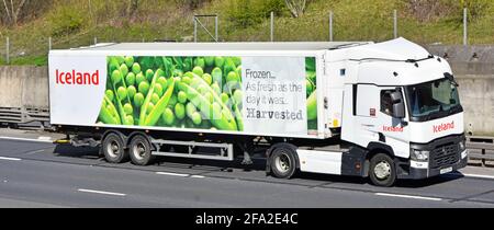 Seitenansicht weiße Lieferkette Tiefkühlkost Supermarkt Lieferwagen Truck Cab & Island Anhänger Werbung Geschäft Markennamen & Peas auf der britischen Autobahn Stockfoto