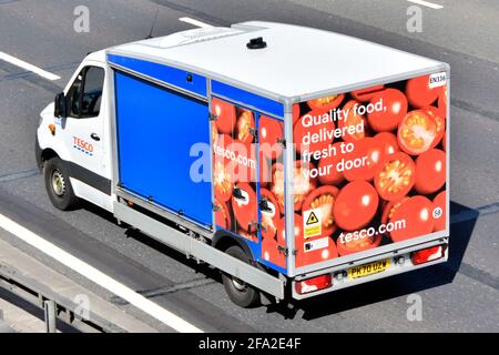 Luftaufnahme oben und hinten von Tesco Supermarkt van A Lebensmittelversorgungskette Einzelhandel Geschäft Transport Lieferung online Internet Lebensmittel Einkaufen auf der britischen Autobahn Stockfoto