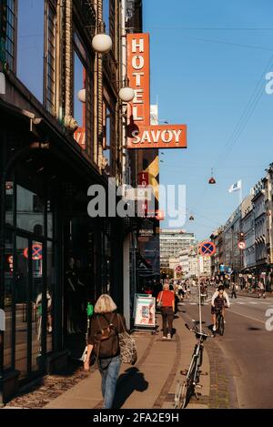 Kopenhagen, Dänemark - 14. September 2020. Rundes rotes Plakat mit dem Logo der Firma Coca Cola auf einem der Häuser auf der Straße in Kopenhagen Stockfoto