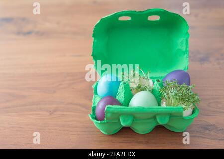 Dekorative handgefertigte ostereier-Geschenk-Box mit Eiern und Kresse. Schöne Dekoration östlichsten Korb mit bemalten Eierschalen für die Feier. Schön Stockfoto