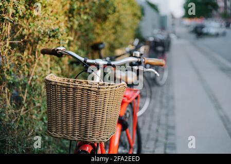 Kopenhagen, Dänemark - 14. September 2020. Klassisches rotes Fahrrad mit Korbkorb auf der Straße von Kopenhagen. Stockfoto