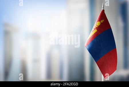 Eine kleine Flagge der Mongolei auf dem Hintergrund eines Unscharfer Hintergrund Stockfoto