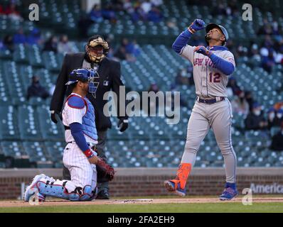 Chicago, USA. April 2021. Francisco Lindor (12) der New Yorker Mets feiert vor dem Chicago Cubs Catcher Willson Contreras, nachdem er am Mittwoch, den 21. April 2021, im ersten Inning im Wrigley Field in Chicago einen Solo-Heimlauf gemacht hatte. (Foto: Chris Sweda/Chicago Tribune/TNS/Sipa USA) Quelle: SIPA USA/Alamy Live News Stockfoto