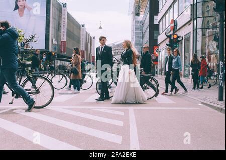 Kopenhagen, Dänemark 10. Juli 2019. Ein Hochzeitspaar in der Straße von Kopenhagen. Stockfoto