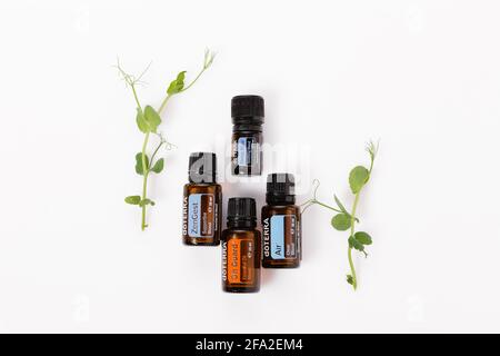 Riga, Lettland - 8. April 2021: Doterra Home Essentials Kit ätherische Öle. Natürliche, hochwertige ätherische Ölmischungen. Stockfoto