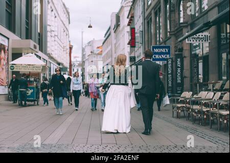 Kopenhagen, Dänemark 10. Juli 2019. Ein Hochzeitspaar in der Straße von Kopenhagen. Stockfoto