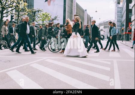 Kopenhagen, Dänemark 10. Juli 2019. Ein Hochzeitspaar in der Straße von Kopenhagen. Stockfoto