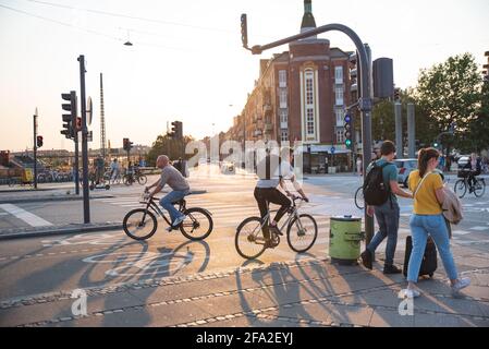 Kopenhagen, Dänemark - 14. September 2020. Radfahrer und Passanten an einer Kreuzung in Kopenhagen vorbei. Radfahren in Dänemark. Stockfoto