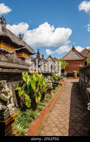 Innenhöfe von Penglipuran, traditionelles Dorf. Bangli Regency, Bali, Indonesien. Vertikales Bild. Stockfoto