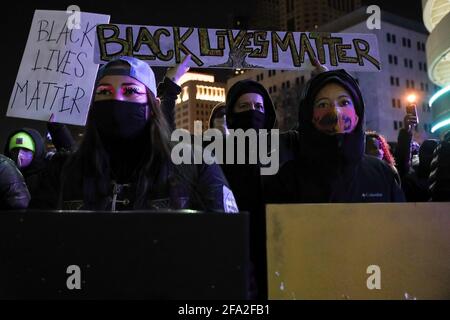 Columbus, Usa. April 2021. Während der Proteste gegen Ma'Khia Bryant halten Demonstranten Schilder auf den Straßen.am Tag, an dem Derek Chauvin für den Mord an George Floyd für schuldig befunden wurde, wurde der 16-jährige Ma'Khia Bryant von der Polizeibehörde von Columbus angeschossen und getötet. Demonstranten gingen auf die Straße, um gegen die Brutalität der Polizei zu demonstrieren und die BLM-Bewegung (Black Lives Matter) zu unterstützen. Kredit: SOPA Images Limited/Alamy Live Nachrichten Stockfoto