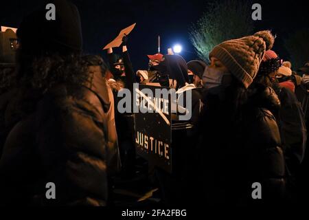 Columbus, Usa. April 2021. Während der Proteste gegen Ma'Khia Bryant versammeln sich Demonstranten auf den Straßen.am Tag, an dem Derek Chauvin für den Mord an George Floyd für schuldig befunden wurde, wurde der 16-jährige Ma'Khia Bryant von der Polizeibehörde von Columbus angeschossen und getötet. Demonstranten gingen auf die Straße, um gegen die Brutalität der Polizei zu demonstrieren und die BLM-Bewegung (Black Lives Matter) zu unterstützen. Kredit: SOPA Images Limited/Alamy Live Nachrichten Stockfoto