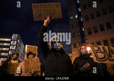 Columbus, Usa. April 2021. Während der Proteste gegen Ma'Khia Bryant halten Demonstranten Schilder auf der Straße.am Tag, an dem Derek Chauvin für den Mord an George Floyd für schuldig befunden wurde, wurde der 16-jährige Ma'Khia Bryant von der Polizeibehörde von Columbus angeschossen und getötet. Demonstranten gingen auf die Straße, um gegen die Brutalität der Polizei zu demonstrieren und die BLM-Bewegung (Black Lives Matter) zu unterstützen. Kredit: SOPA Images Limited/Alamy Live Nachrichten Stockfoto