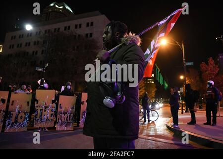 Columbus, Usa. April 2021. Ein Protestler hält während des Ma'Khia Bryant-Protests die Flagge der "Black Lives Matter".am Tag, an dem Derek Chauvin für den Mord an George Floyd für schuldig befunden wurde, wurde der 16-jährige Ma'Khia Bryant von der Polizeibehörde von Columbus angeschossen und getötet. Demonstranten gingen auf die Straße, um gegen die Brutalität der Polizei zu demonstrieren und die BLM-Bewegung (Black Lives Matter) zu unterstützen. Kredit: SOPA Images Limited/Alamy Live Nachrichten Stockfoto