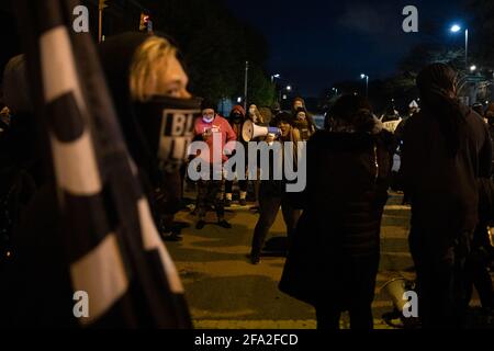 Columbus, Usa. April 2021. Während der Proteste gegen Ma'Khia Bryant versammeln sich Demonstranten auf den Straßen.am Tag, an dem Derek Chauvin für den Mord an George Floyd für schuldig befunden wurde, wurde der 16-jährige Ma'Khia Bryant von der Polizeibehörde von Columbus angeschossen und getötet. Demonstranten gingen auf die Straße, um gegen die Brutalität der Polizei zu demonstrieren und die BLM-Bewegung (Black Lives Matter) zu unterstützen. Kredit: SOPA Images Limited/Alamy Live Nachrichten Stockfoto