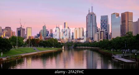 Melbourne leuchtet in der Morgensonne Stockfoto