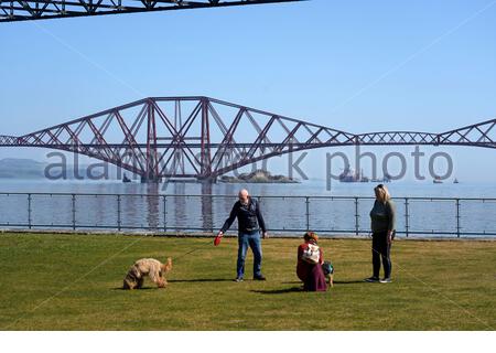 South Queensferry, Schottland, Großbritannien. April 2021. Klar und sonnig an der South Queensferry und der Port Edgar Marina. Menschen, die das Beste aus dem guten Wetter machen und beginnen, die Natur an den üblichen Besucher-Hotspots zu besuchen und zu genießen. Kredit: Craig Brown/Alamy Live Nachrichten Stockfoto