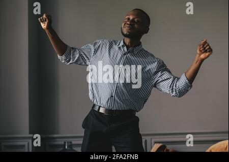 Dunkelhäutig auf grauem Hintergrund tanzt feiner Musik Stockfoto