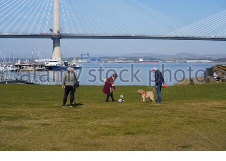 South Queensferry, Schottland, Großbritannien. April 2021. Klar und sonnig an der South Queensferry und der Port Edgar Marina. Menschen, die das Beste aus dem guten Wetter machen und beginnen, die Natur an den üblichen Besucher-Hotspots zu besuchen und zu genießen. Kredit: Craig Brown/Alamy Live Nachrichten Stockfoto