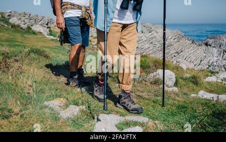 Unbekanntes Paar, das draußen Trekking praktiziert Stockfoto