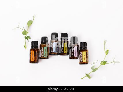 Riga, Lettland - 8. April 2021: Doterra Home Essentials Kit ätherische Öle. Natürliche, hochwertige ätherische Öle. Stockfoto