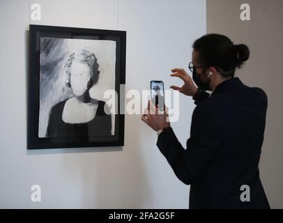 Alexander Pirinoli, Senior Art Consultant, führt während der Eröffnung des Blue-Chip-Kunstportfolios von ARTCELS in der House of Fine Art (HOFA) Gallery im Zentrum von London für einen Kunden eine virtuelle Tour durch die Exponate am Telefon durch - darunter die „Hausfrau“ des Künstlers Tomoo Gokita zu einem Preis von 18,000 USD. Das Art-Portfolio wird shares Based Ownership mit Non-fungible Tokens (NFTs) anbieten – digitale Token, die an Vermögenswerte gebunden sind, die gekauft, verkauft und gehandelt werden können. Bilddatum: Donnerstag, 22. April 2021. Stockfoto