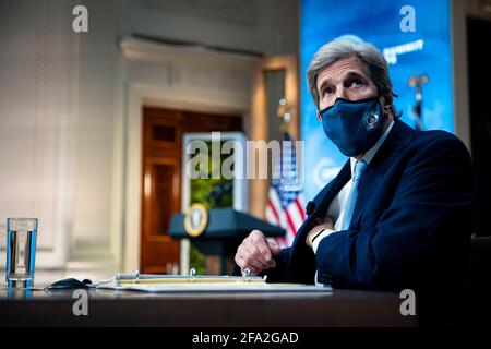 Washington, USA. April 2021. Der Sonderbeauftragte des Präsidenten für Klima, John Kerry, kommt am Donnerstag, den 22. April 2021, während eines virtuellen Klimagipfels im Ostsaal des Weißen Hauses in Washington an. (Al Drago for Pool/Sipa USA) Quelle: SIPA USA/Alamy Live News Stockfoto