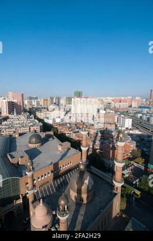 Luftaufnahme des Großen Basars und der Erdao-Brücke-Moschee, die von Grund auf neu aufgebaut und zu einer Touristenattraktion im Heping Road District im Zentrum von Urumuqi, Xinjiang, China, PRC, umgebaut wurde. © Time-Snaps Stockfoto