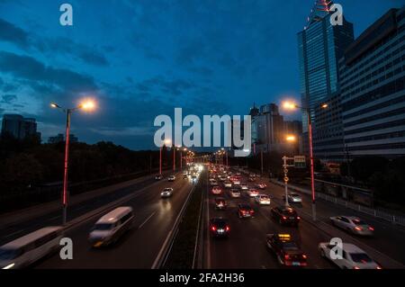 In den frühen Abendstunden bewegt sich der Verkehr entlang der städtischen Schnellstraße G216 im Zentrum von Urumqi in Xinjiang, China, VR China. © Time-Snaps Stockfoto