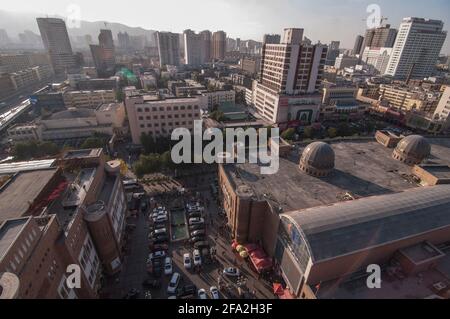 Luftaufnahme des Großen Basars und der Erdao-Brücke-Moschee, die von Grund auf neu aufgebaut und zu einer Touristenattraktion im Heping Road District im Zentrum von Urumuqi, Xinjiang, China, PRC, umgebaut wurde. © Time-Snaps Stockfoto