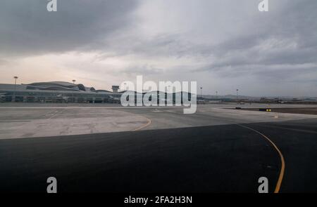 Blick auf das Hauptterminal von der Start- und Landebahn des Internationalen Flughafens Ürümqi Diwopu (IATA: URC, ICAO: ZWWW), einem Flughafen, der nationale und internationale Flüge in und aus Ürümqi, der Hauptstadt der Autonomen Region Xinjiang Uygur im Nordwesten Chinas, PRC, bedient. © Time-Snaps Stockfoto