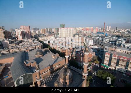 Luftaufnahme des Großen Basars und der Erdao-Brücke-Moschee, die von Grund auf neu aufgebaut und zu einer Touristenattraktion im Heping Road District im Zentrum von Urumuqi, Xinjiang, China, PRC, umgebaut wurde. © Time-Snaps Stockfoto