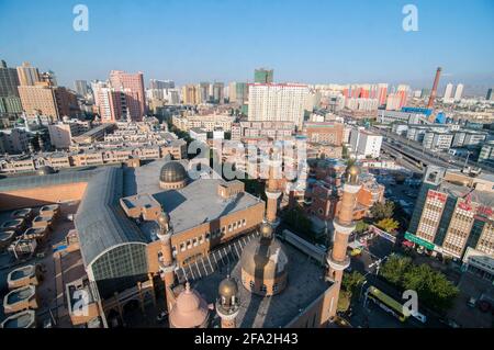 Luftaufnahme des Großen Basars und der Erdao-Brücke-Moschee, die von Grund auf neu aufgebaut und zu einer Touristenattraktion im Heping Road District im Zentrum von Urumuqi, Xinjiang, China, PRC, umgebaut wurde. © Time-Snaps Stockfoto