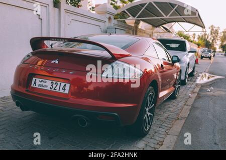 Dubai, VAE - 15. November 2013. Mitsubishi Eclipse GT V6 parkte neben einer Villa. Stockfoto