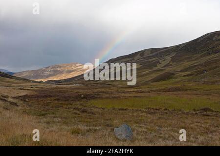 Regenbogen über Moorland, Glen Shee, in der Nähe von Braemar, den Highlands, Schottland, VEREINIGTES KÖNIGREICH. Stockfoto