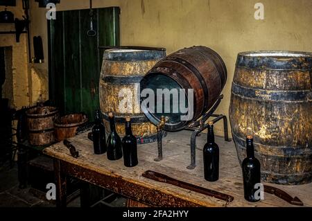 Weinfässer und Flaschen Stockfoto