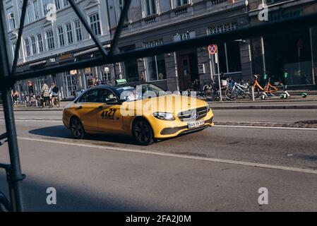 Kopenhagen, Dänemark - 14. September 2020. Gelbes Taxi an der Straße von Kopenhagen. Stockfoto