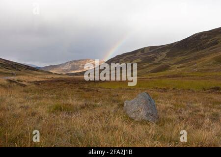 Regenbogen über Moorland, Glen Shee, in der Nähe von Braemar, den Highlands, Schottland, VEREINIGTES KÖNIGREICH. Stockfoto