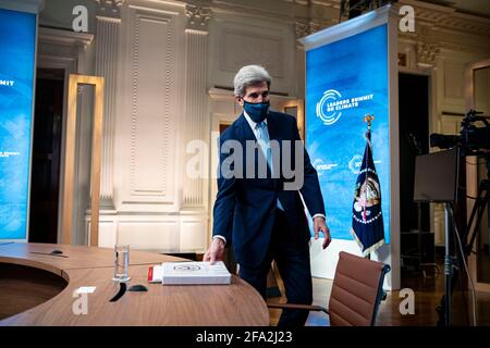 Washington, USA. April 2021. Der Sonderbeauftragte des Präsidenten für Klima, John Kerry, kommt am Donnerstag, den 22. April 2021, während eines virtuellen Klimagipfels im Ostsaal des Weißen Hauses in Washington an. (Al Drago for Pool/Sipa USA) Quelle: SIPA USA/Alamy Live News Stockfoto