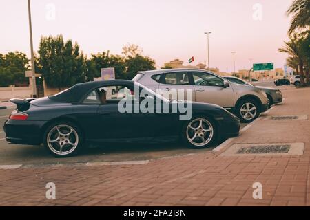 Dubai, VAE - 26. Mai 2013. Dunkelblaues Porsche Coupé-Auto auf der Straße von Dubai geparkt. Stockfoto