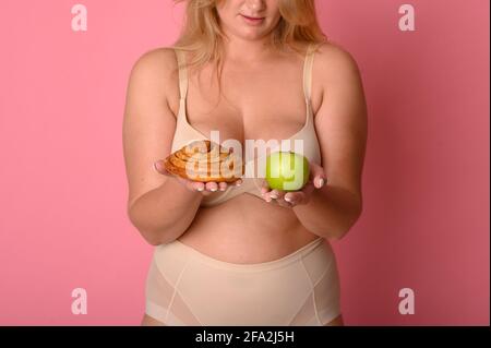 Wählen Sie eine gesunde Ernährung Lebensstil Vergleich zwischen Junk-Food und Obst. Gesunde Ernährung im Vergleich zu Junk-Food Stockfoto