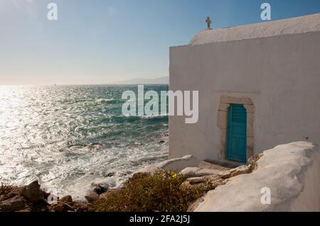 Eine alte Kirche auf Mykonos am Ufer der Ägäis in Griechenland. Konzept des Reisetourismus Stockfoto