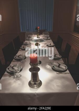 Banketttisch für eine große Anzahl von Personen in Ein klassisches Zimmer Stockfoto