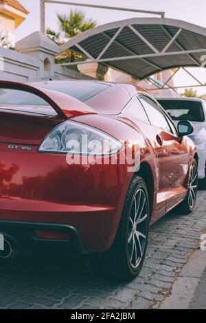 Dubai, VAE - 15. November 2013. Mitsubishi Eclipse GT V6 parkte neben einer Villa. Stockfoto